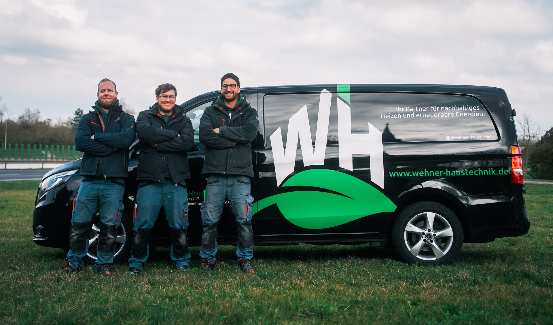 Das Team von Wehner Haustechnik vor dem Firmenwagen
